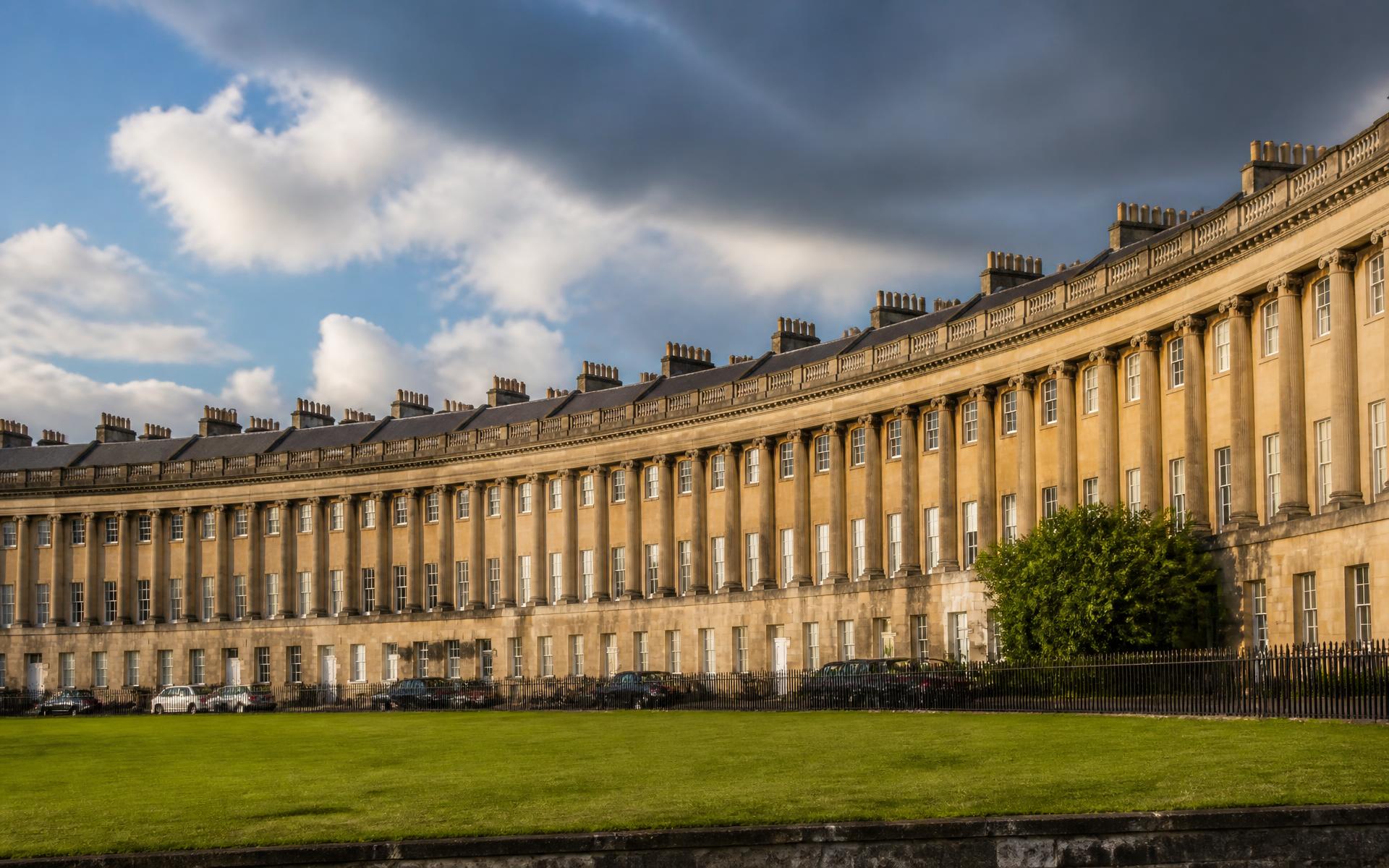 Georgian crescent of honey-stone terraced houses in Bath